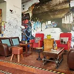 Courtyard By Marriott Center Hotel